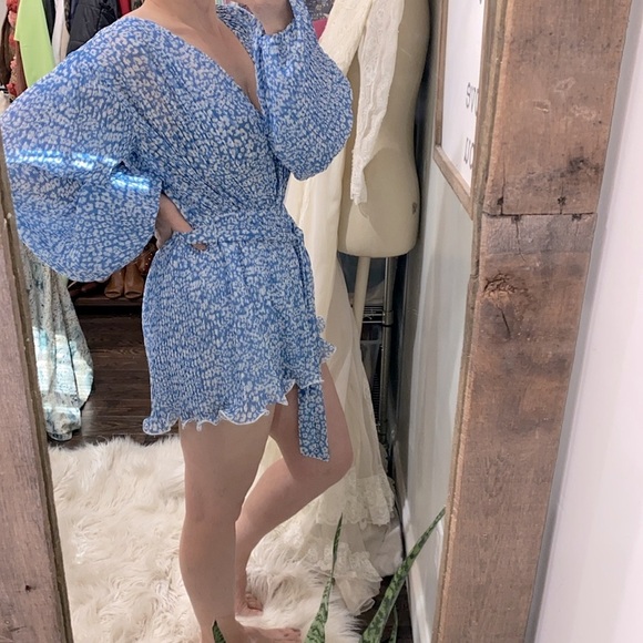 C/MEO COLLECTIVE so settled romper in blue ditsy floral size small - Picture 6 of 16